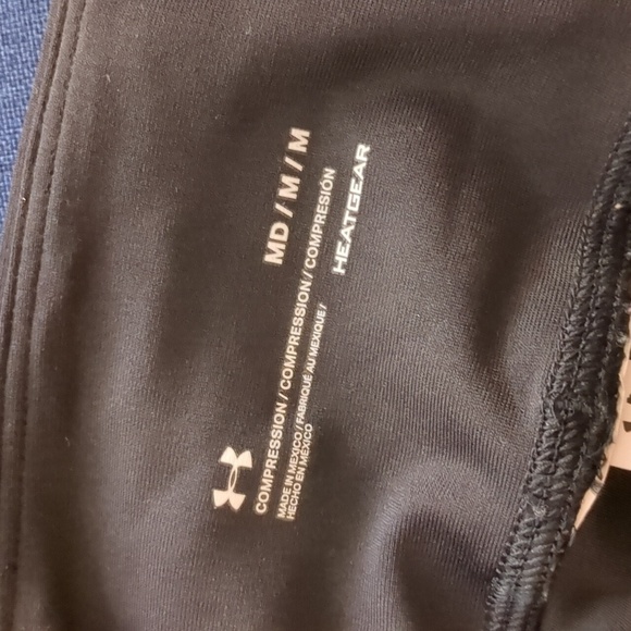 Under Armour Medium Black HEATGEAR Compression Capri Leggings w/‎ Mesh Panels - Picture 7 of 7